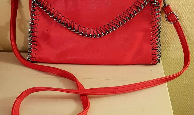 Bijoux, accessoires sac à main bandoulière, rouge vermillon.