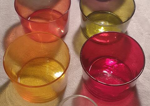 Divers lot de verres colorés pour bougies