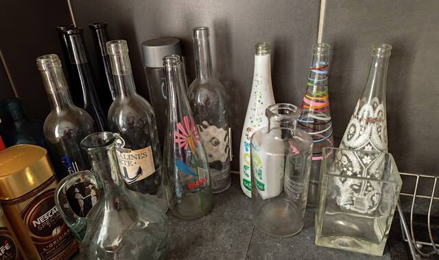 Divers bouteilles en verre ( collection Evian ...)