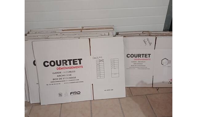 Divers cartons de déménagement.