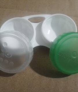 Divers boite verte transparente vide pour lentilles de contact