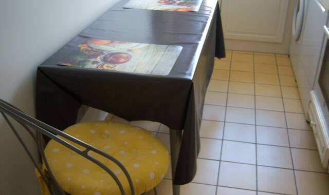 Electroménager table de cuisine 120x60, deux chaises métal et une hotte