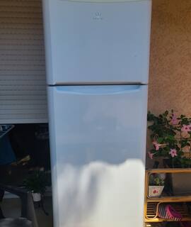 Electroménager frigo congélateur indesit 300l