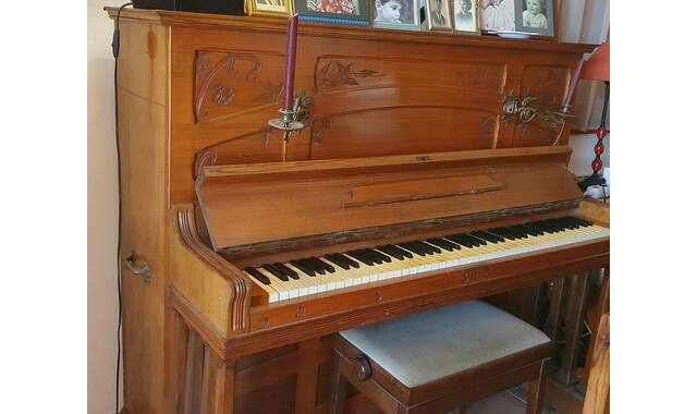 Instruments de musique piano droit Carl Hardt Stuttgart avec siège réglable. Cadre bois.