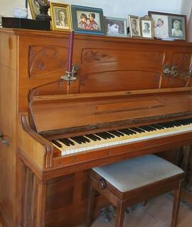 Instruments de musique piano droit Carl Hardt Stuttgart avec siège réglable. Cadre bois.