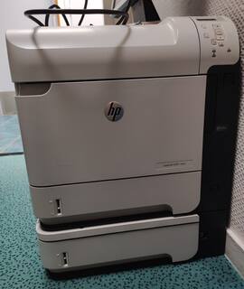 Informatique imprimante hp laser jet 600 et ecran ordinateur