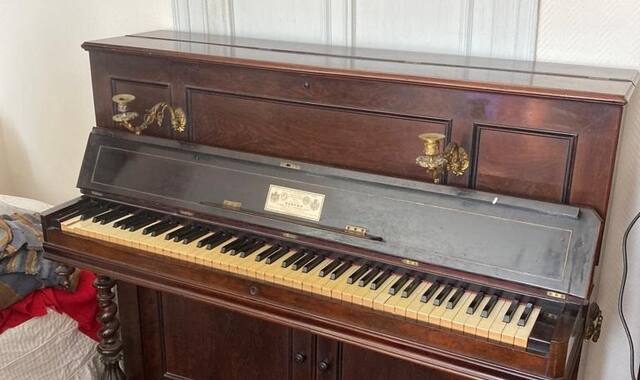 Instruments de musique piano ancien