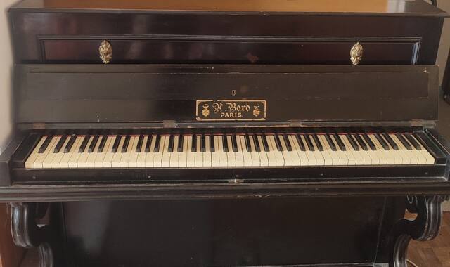 Instruments de musique piano droit noir A.Bord