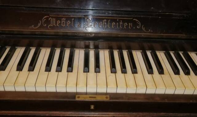 Instruments de musique piano droit Uebel & Lechleiter