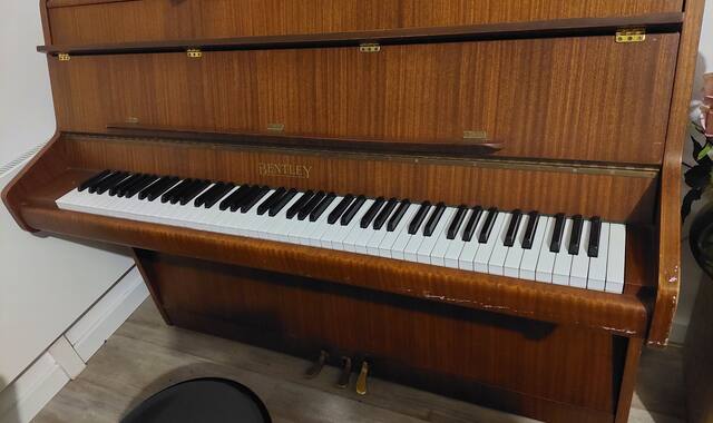 Instruments de musique uRGENT donne piano bentley  recemment reparé et accordé  AVANT LE 2 FEVRIER 2023