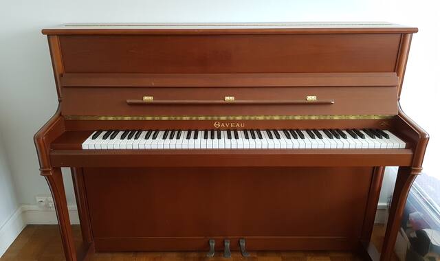 Instruments de musique piano droit Gaveau fin des années 80 en très bon état.