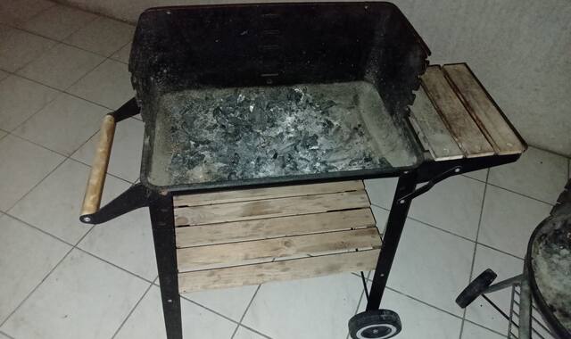 Mobilier 2 barbecues avec un sac de charbon