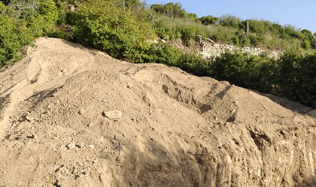 Jardinage gros volume de terre