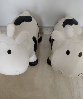 Jeux, Jouets 2 vaches sauteuses