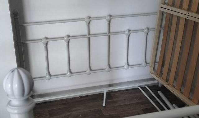 Donne lit romantique et sa table vitrée + un sommier à La Riche ( Indre ...