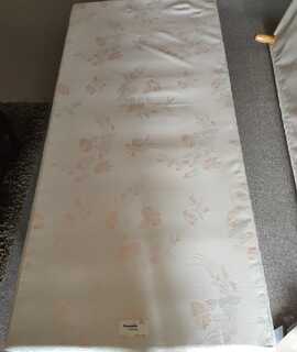 Literie sommiers/Matelas/Couettes