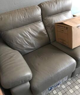 Literie canapé cuir 3 places parfait état avec une assise relaxante télécommande