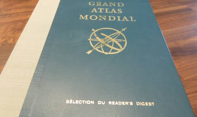 Livres-Revues grand Atlas Mondial édition duReader Digest.