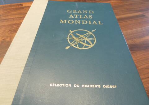 Livres-Revues grand Atlas Mondial édition duReader Digest.