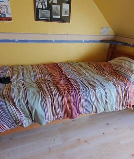 Literie deux lits une place, avec matelas.