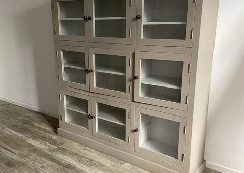Meubles une très belle armoire vitrée en bois massif