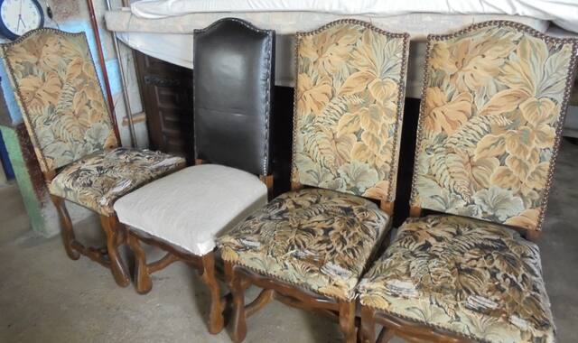 Meubles 4 chaises Louis XIII dont une tissu à restaurer. Très bon état