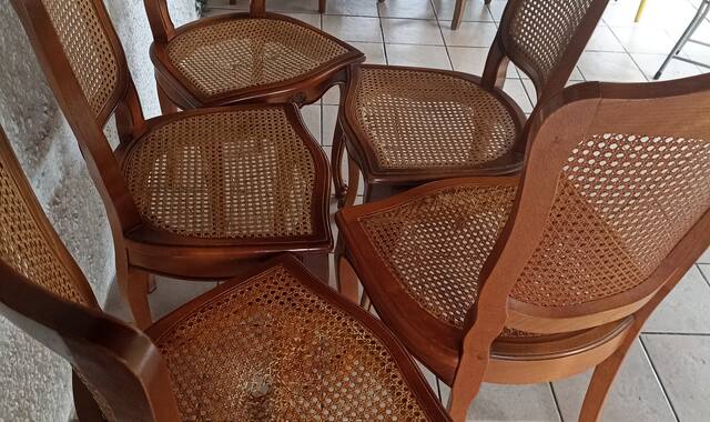 Meubles 5chaises.