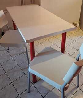 Meubles 1 table et 2 chaises