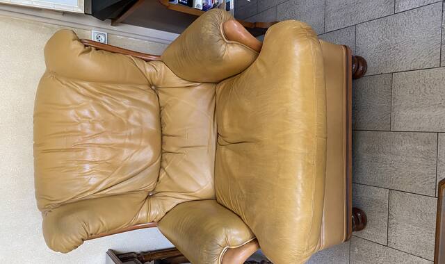 Meubles un ensemble très confortable composé d'un canapé et de deux fauteuils
