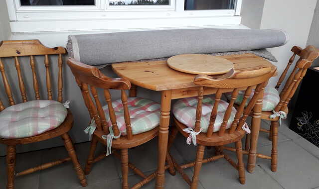 Meubles : 1 table + chaises + tapis.