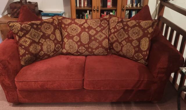 Meubles canapé et 2 fauteuils en tissus rouge grenat.