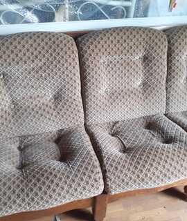 Meubles salon avec les deux fauteuils