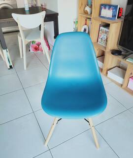 Meubles chaises bleues salon pieds cassé