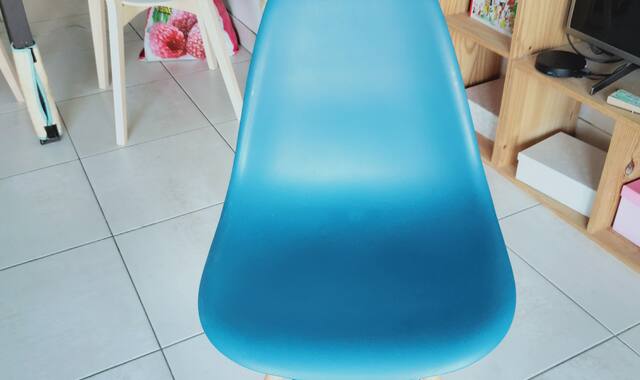 Meubles chaises bleues salon pieds cassé