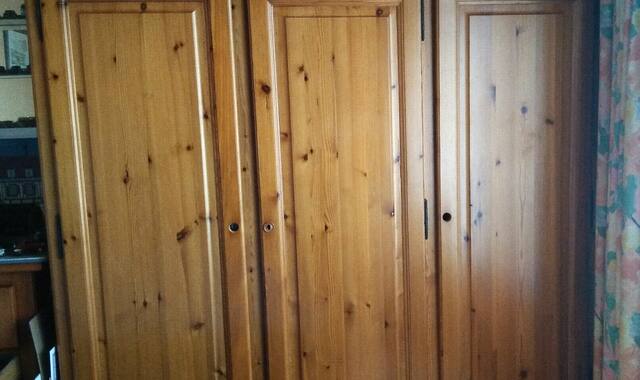 Meubles chambre en pin massif, armoire ,chevet, lit sans matelas