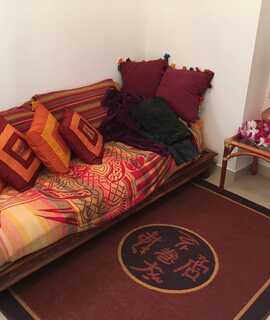 Meubles une banquette lit avec son matelas et les coussins
