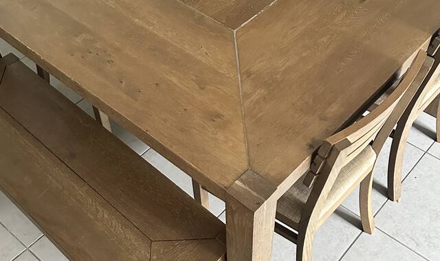 Meubles table carré 4 chaises et 2 banc
