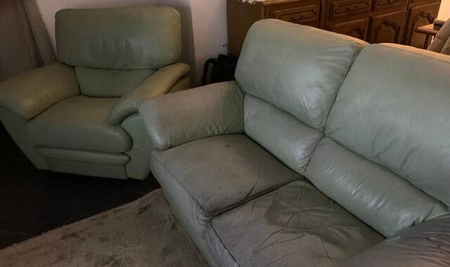 Meubles canape vert deux places propre et fauteuil