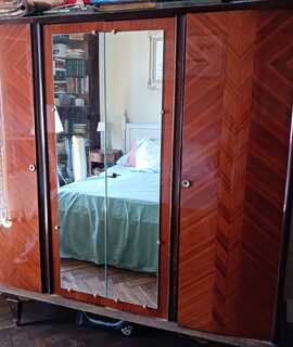 Mobilier armoir, lit et chevet.