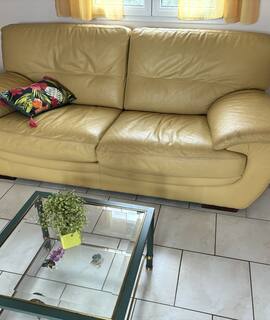 Mobilier canapé plus un fauteuil cuir jaune pale