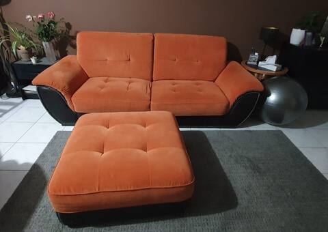 Mobilier canapé 3 places avec pouf