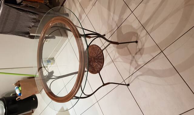 Mobilier table en fer forgé avec plateau en verre.