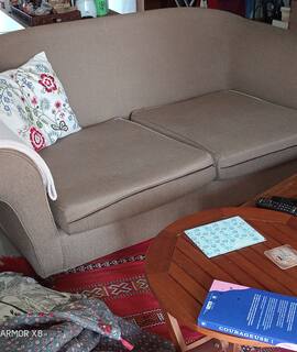 Mobilier canapé d'occasion confortable et généreux.0