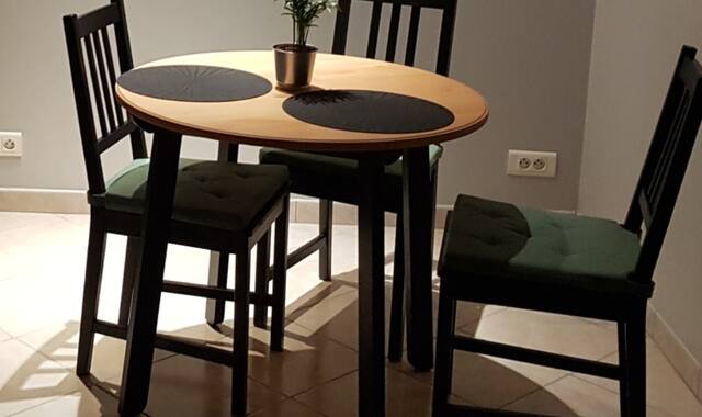 Mobilier table ronde et 2 chaises