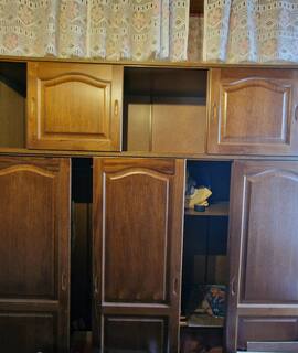 Mobilier armoire en bois avec portes coulissantes.