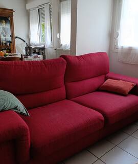 Mobilier un canapé rouge de marque Poltrone Sofa