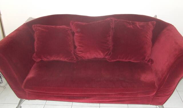 Mobilier canapé vintage 3 places en velour rouge