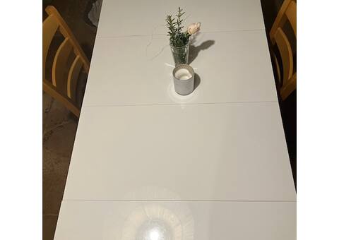 Mobilier une table laquée blanche à rallonge. Etat neuf.