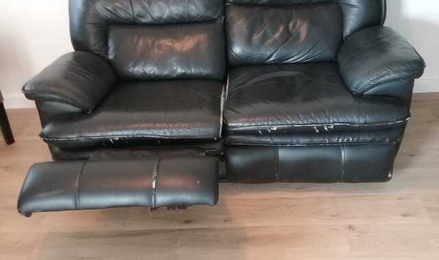 Mobilier canapé cuir noir 2 places avec repose pieds de chaque côtés