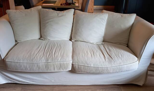 Mobilier un canapé 3 places en tissu couleur beige